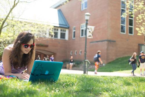 Female Student Studying 出side on the Lawn